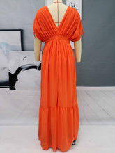 Vestido largo naranja y rojo para mujer, con escote en V, mangas cortas y espalda descubierta.